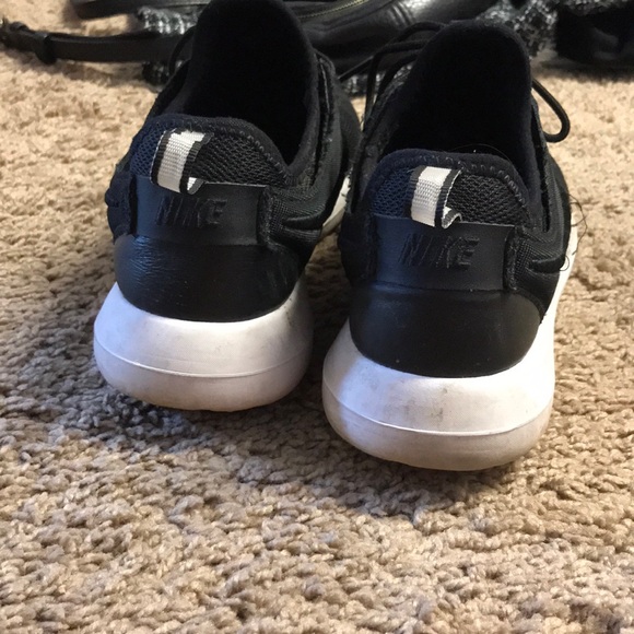 Black Nike Rosche shoes - Picture 3 of 4